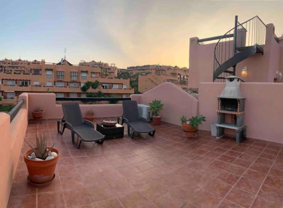 Penthouse Paradiso: 2Br Oasis In Casares Del Sol 外观 照片
